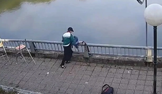 Bố nam sinh lớp 8 bị bạn cùng lớp hành hung, ném xuống hồ: 'Lúc đầu con chỉ tưởng bạn đùa'