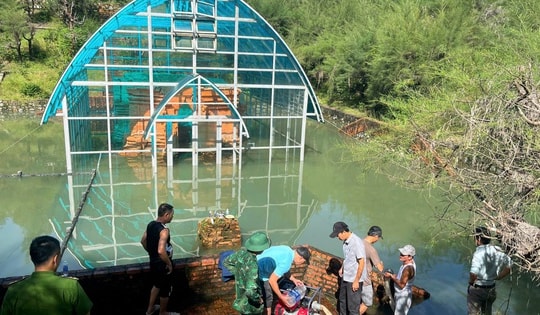 Tháp Chăm nghìn năm tuổi ở Huế vẫn chìm trong nước sau mưa lũ lịch sử