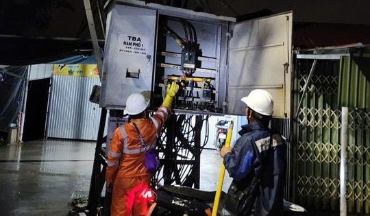 Vừa trải qua mưa lũ, Huế 'chi viện' Gia Lai khắc phục lưới điện sau bão số 13