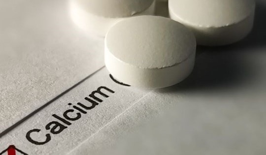 7 loại thực phẩm bổ sung phổ biến có thể tương tác với thuốc gây nguy hiểm