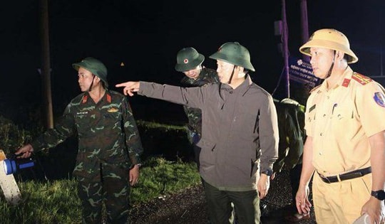 Phó Thủ tướng kiểm tra, nắm bắt tình hình thiệt hại sau khi bão số 13 đổ bộ