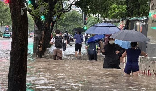 Bão số 13 suy yếu thành vùng áp thấp, miền Trung hứng mưa lớn