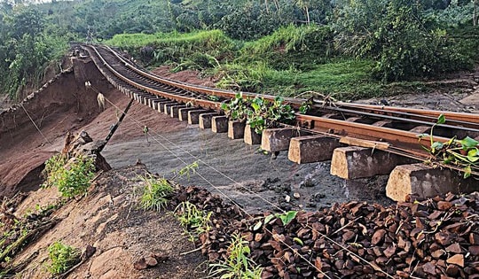 Bão số 13 cuốn trôi nền đường sắt, nhiều đoàn tàu dừng chờ và hủy chuyến