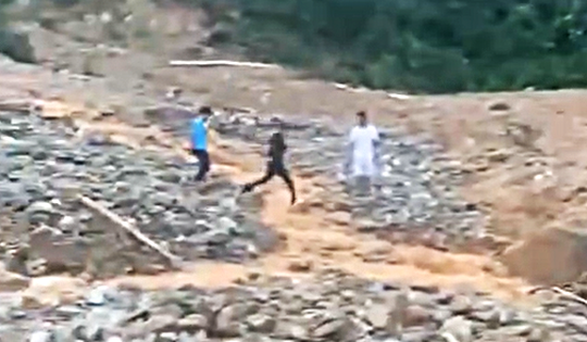 Bão số 13 chia cắt Trường Sơn Đông, xói mố cầu, nước ngập ngang người