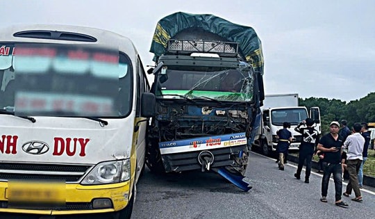 Va chạm liên hoàn 6 xe trên cao tốc, tài xế gây tai nạn rời khỏi hiện trường