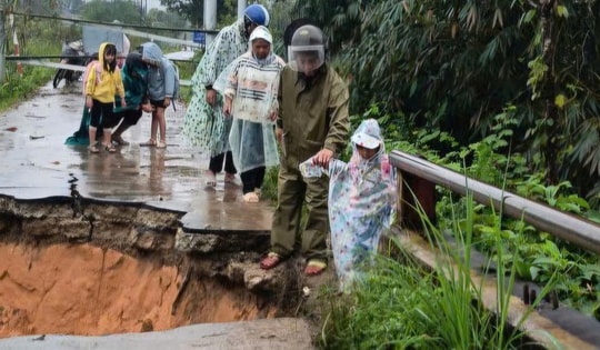 Mưa lũ làm sập mố cầu, công an xã hỗ trợ học sinh đến trường