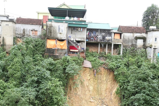Sạt lở áp sát khu dân cư ở Nghệ An sau hai cơn bão lớn