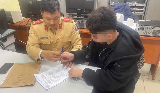 Dán sticker che biển số, thanh niên bị phạt 5 triệu đồng