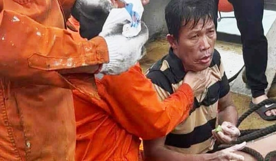 Tìm thấy 1 trong 3 người mất tích ở Quảng Ngãi sau 2 ngày trôi dạt trên biển