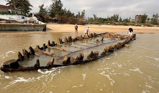 Tàu cổ dạt vào bờ biển Hội An (Đà Nẵng) sau bão số 13