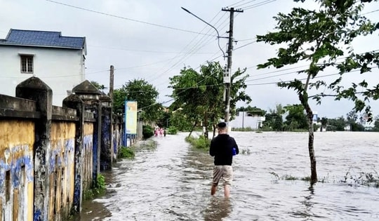 Hai anh em họ đuối nước thương tâm dưới cống