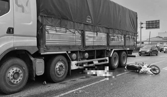 Hai cô gái tử vong sau va chạm ô tô tải