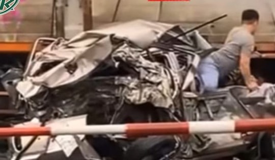 Tài xế thoát chết thần kỳ như phim, tự chui ra từ ô tô bị 'vò nát' sau va chạm giao thông