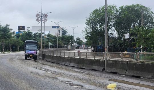 'Ổ gà, ổ voi' chi chít trên Quốc lộ 1 qua TP Huế sau mưa lũ