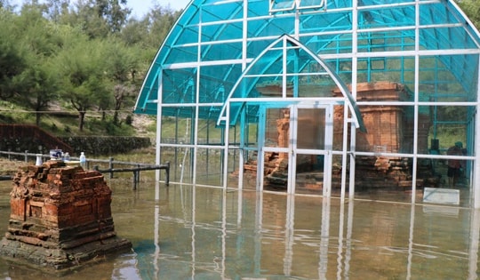 Hình ảnh mới nhất về Tháp Chăm nghìn năm tuổi ở Huế sau nhiều ngày bị ngâm trong nước