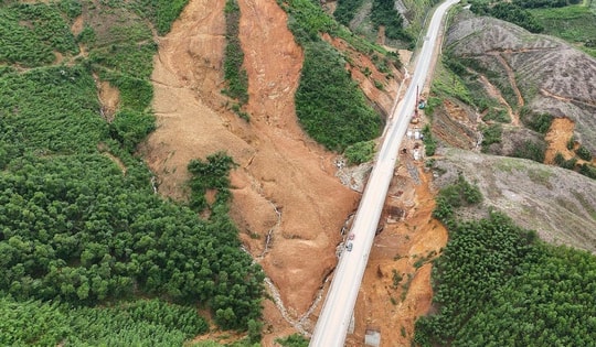 Tổ chức giao thông tạm thời trên cao tốc La Sơn - Hòa Liên do nguy cơ sạt lở