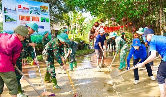 Huế ra quân tổng vệ sinh môi trường khắc phục hậu quả sau lũ lịch sử