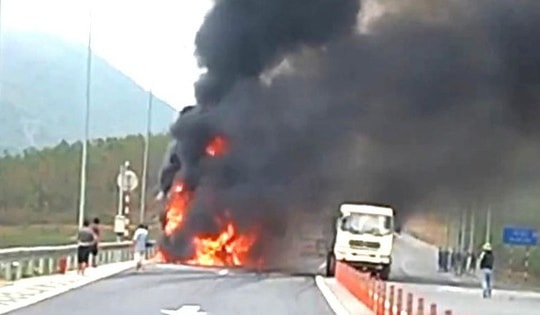 Xe đầu kéo bốc cháy dữ dội trên cao tốc qua Hà Tĩnh