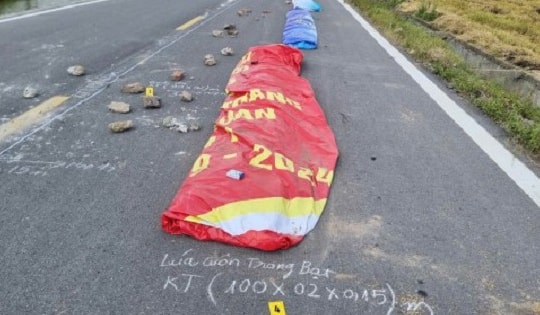 Người phụ nữ dùng khối bê tông chắn đường phơi thóc, gây tai nạn chết người