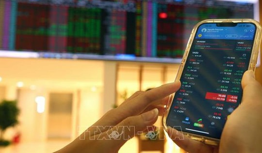 Áp lực bán gia tăng, chứng khoán Việt giảm gần 200 điểm sau 4 tuần