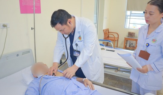 Cụ ông 80 tuổi choáng, khó thở, ngất tại chỗ, bác sĩ phát hiện bị hẹp khít van động mạch chủ