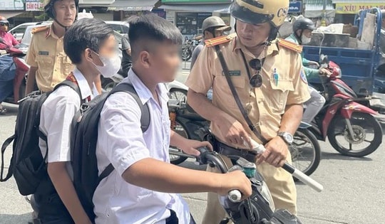 TPHCM yêu cầu trường học không giữ xe máy điện, xe mô tô của học sinh chưa đủ tuổi