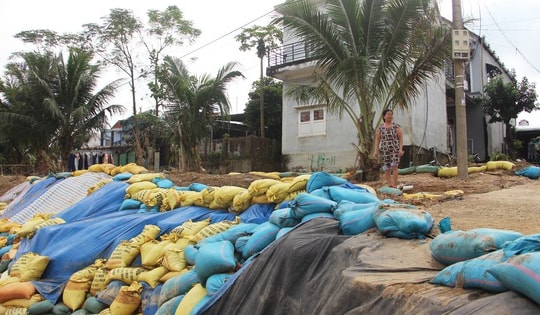 Sạt lở đe dọa ‘nuốt’ nhà dân, hàng trăm hộ ven sông thấp thỏm lo sợ