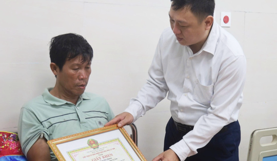 Vụ cứu người sau đó bị trôi dạt trên biển 2 ngày: Tặng Giấy khen cho 3 cá nhân