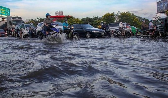 Bão số 14 di chuyển chậm lại trên Biển Đông, Bắc Bộ và Nam Bộ cùng xuất hiện triều cường