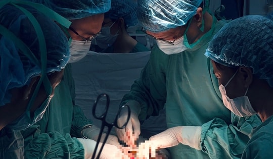 Ca phẫu thuật khẩn cấp trong mưa lũ cứu sống sản phụ ở Huế