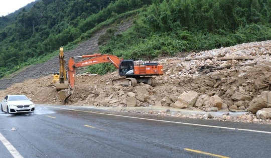 Hiện trường xử lý hàng nghìn mét khối đất đá từ vách núi sạt xuống cao tốc La Sơn - Hòa Liên