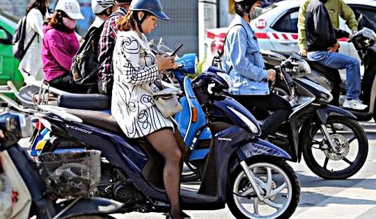 Cục CSGT thông tin về việc dừng đèn đỏ dùng điện thoại bị phạt