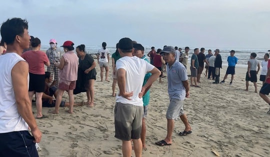 Trưởng thôn cùng người dân dũng cảm cứu vợ chồng bị chìm ghe giữa sóng lớn