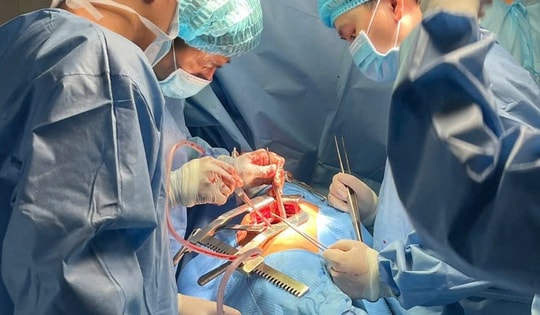 Ca phẫu thuật mở lồng ngực đầu tiên tại Trường Sa cứu sống thợ lặn nguy kịch