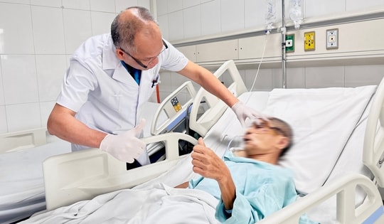 Mổ cấp cứu trong đêm cứu gương mặt 'bửa đôi' của người đàn ông ngã vào hố thang máy