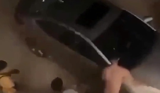 Clip ô tô lao vào nhóm thanh niên nghi do mâu thuẫn chụp ảnh đốt pháo