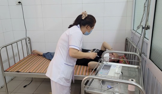 Bộ Y tế vào cuộc vụ công nhân nhập viện nghi do ngộ độc thực phẩm tại Huế