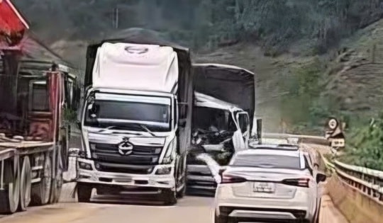 Clip khoảnh khắc va chạm giữa 2 xe tải khiến cao tốc La Sơn - Hòa Liên ách tắc nhiều giờ