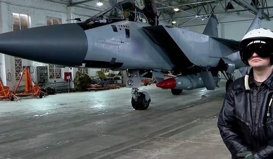 Khoảnh khắc tiêm kích Nga phóng loạt 'dao găm' Kinzhal vào căn cứ không quân Ukraine