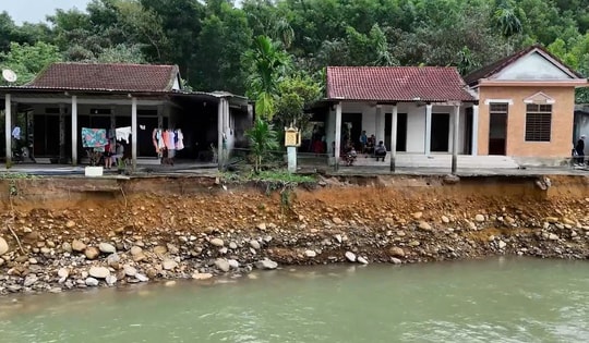 Những ngôi nhà chênh vênh bên dòng Thác Trượt sau mưa lũ lịch sử