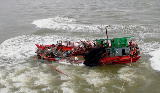 Video: Cứu 8 ngư dân trên tàu cá bị chìm ở cửa biển Nhật Lệ