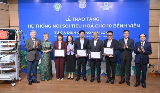 Gia đình GS Đào Văn Long tặng 10 hệ thống nội soi tiêu hóa, góp phần nâng chất lượng y tế cơ sở