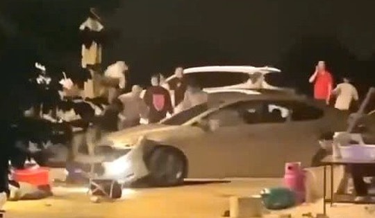 Thêm tình tiết sốc vụ nhóm người đập phá ôtô, tài xế 'điên loạn' tông trúng nhiều người
