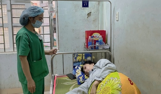 Diễn biến sức khỏe 17 công nhân nhập viện sau bữa ăn trưa ở Huế