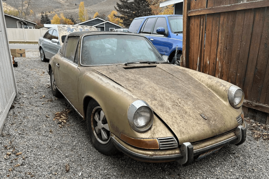 Chiếc Porsche 911 Targa cổ nằm trong rừng thông 31 năm bất ngờ được 'khai quật'