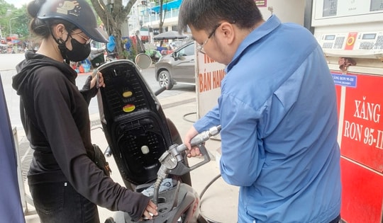 Giá xăng bất ngờ tăng, RON95 lên 20.576 đ/lít