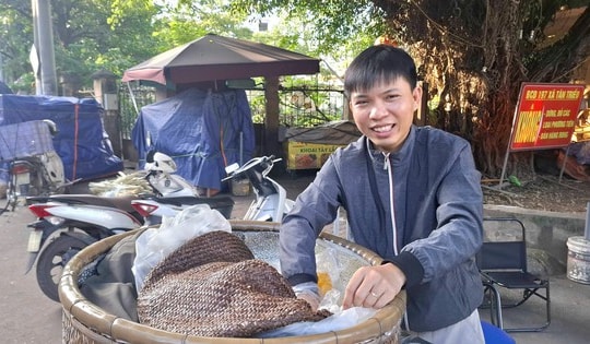 Sáng tranh thủ bán xôi, bánh mì: Nhịp sống 'hai ca' của nhiều người trẻ thành phố