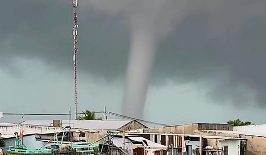 Xuất hiện vòi rồng trên vùng biển Cà Mau