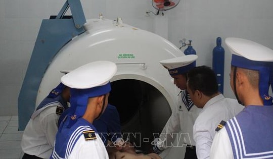 Kịp thời cấp cứu ngư dân bị giảm áp ở Trường Sa