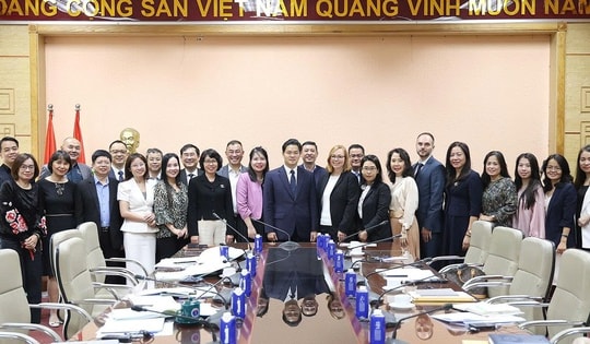Thứ trưởng Thường trực Bộ Y tế Vũ Mạnh Hà tiếp, làm việc với EuroCham và Pharma Group